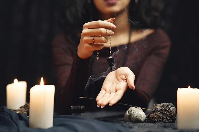 Un rituel magique combinant spiritisme et divination avec des accessoires mystiques.