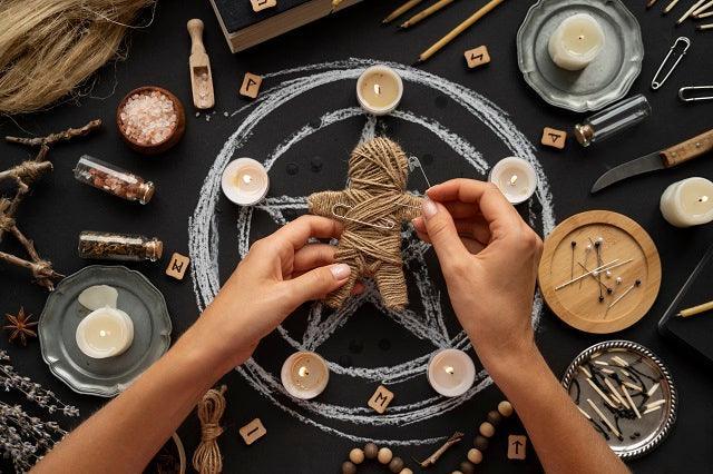 Pratiques de divination avec des cartes, runes et une boule de cristal pour recevoir des messages.