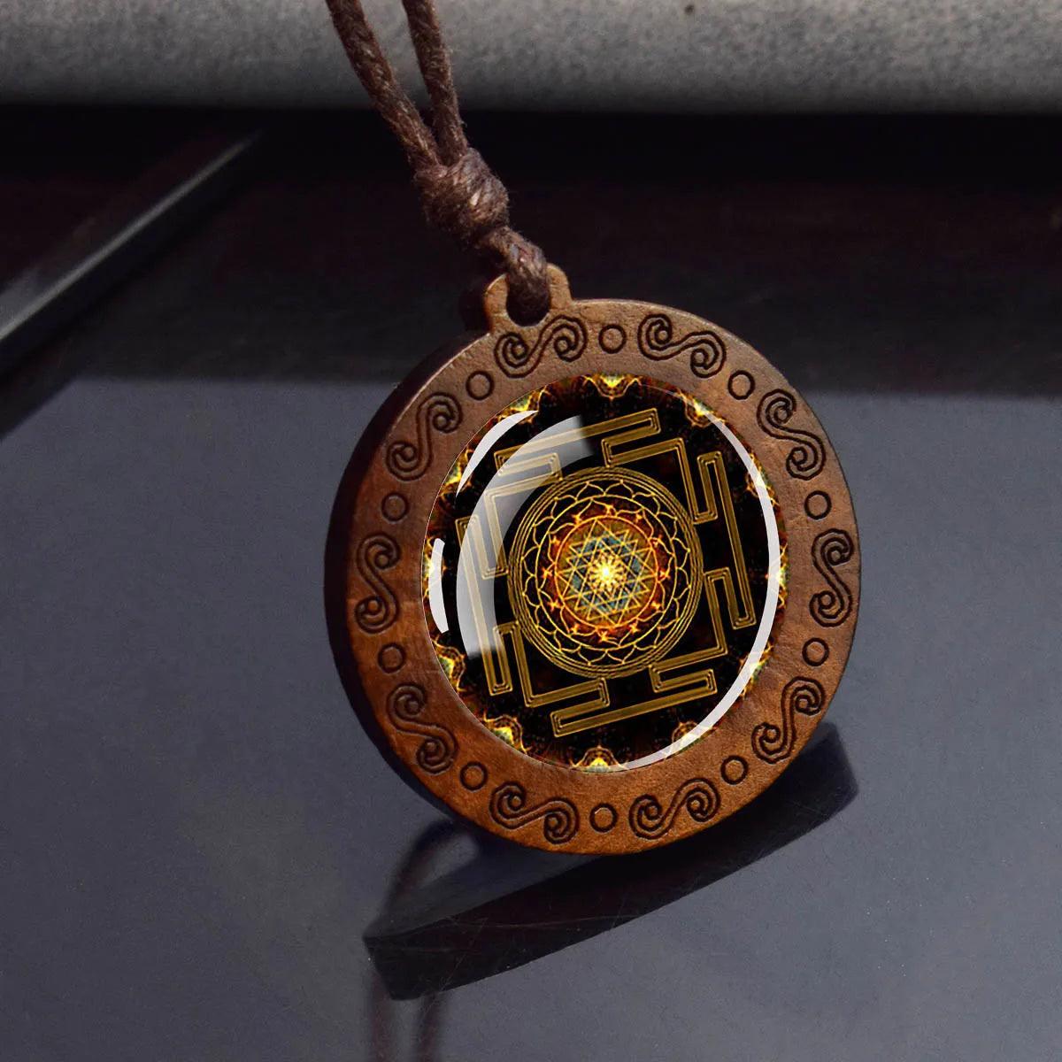 Collier Mandala Sri Yantra en Verre et Bois - Géométrie Sacrée et Bijou Spirituel - Variante