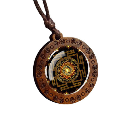 Collier Mandala Sri Yantra en Verre et Bois - Géométrie Sacrée et Bijou Spirituel