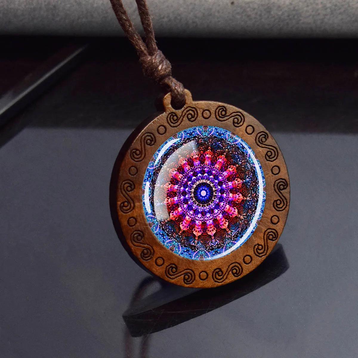 Collier Mandala Sri Yantra en Verre et Bois - Géométrie Sacrée et Bijou Spirituel - Variante