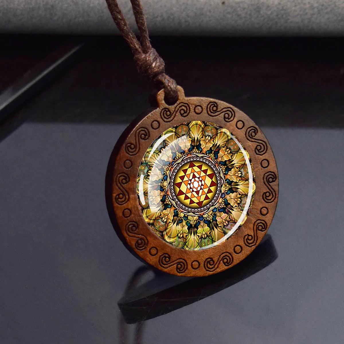 Collier Mandala Sri Yantra en Verre et Bois - Géométrie Sacrée et Bijou Spirituel - Variante