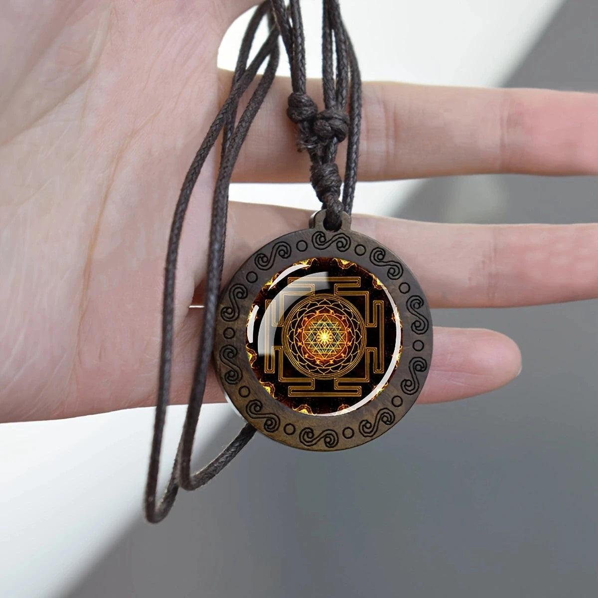 Collier Mandala Sri Yantra en Verre et Bois - Géométrie Sacrée et Bijou Spirituel