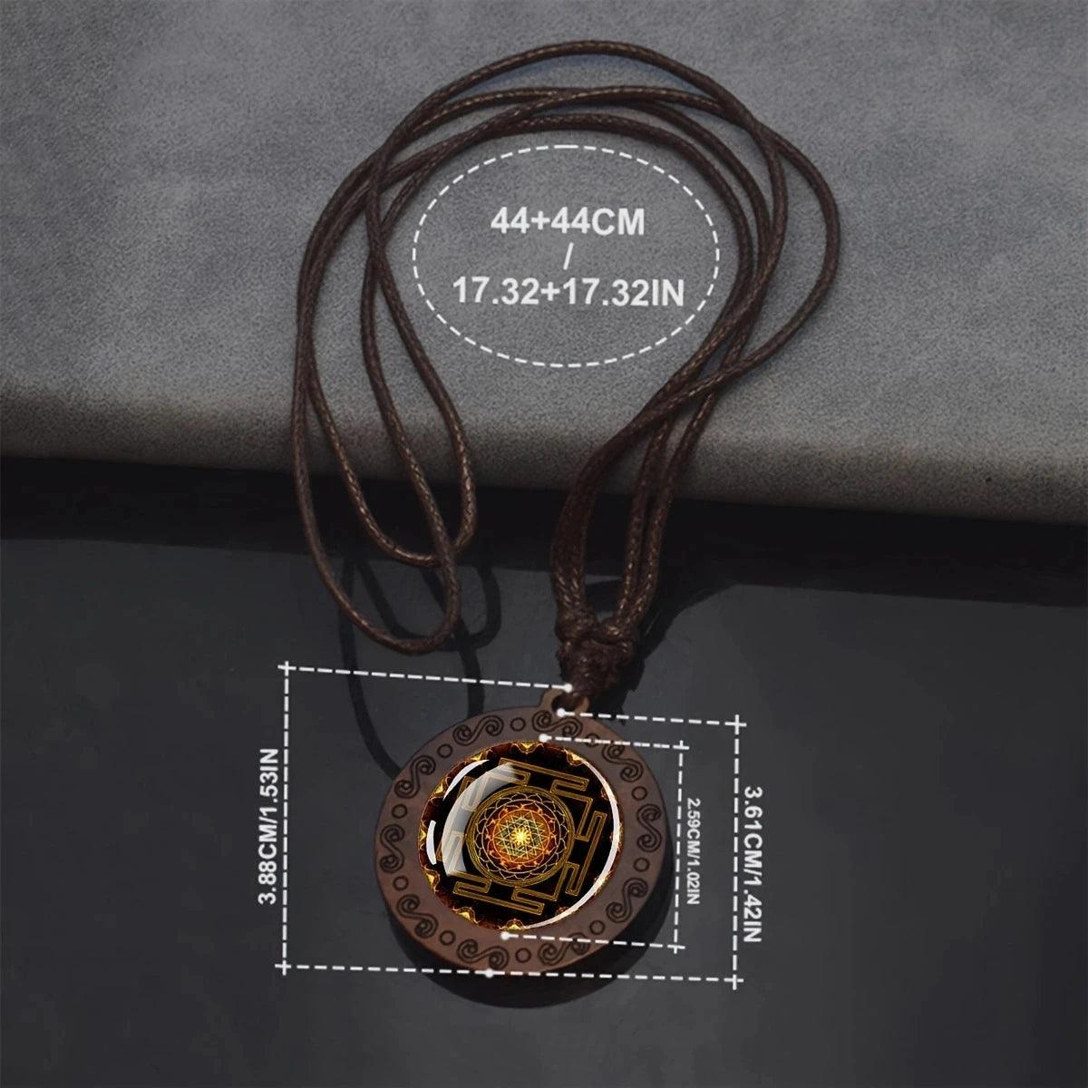 Collier Mandala Sri Yantra en Verre et Bois - Géométrie Sacrée et Bijou Spirituel