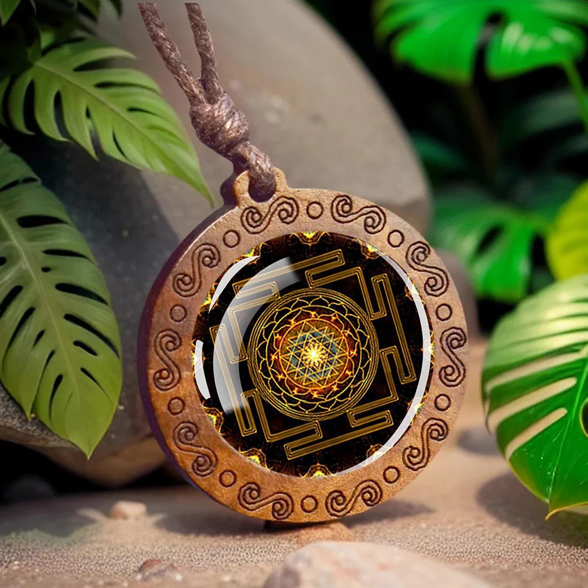 Collier Mandala Sri Yantra en Verre et Bois - Géométrie Sacrée et Bijou Spirituel