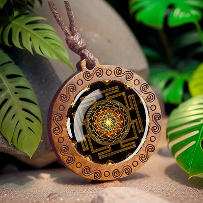 Collier Mandala Sri Yantra en Verre et Bois - Géométrie Sacrée et Bijou Spirituel