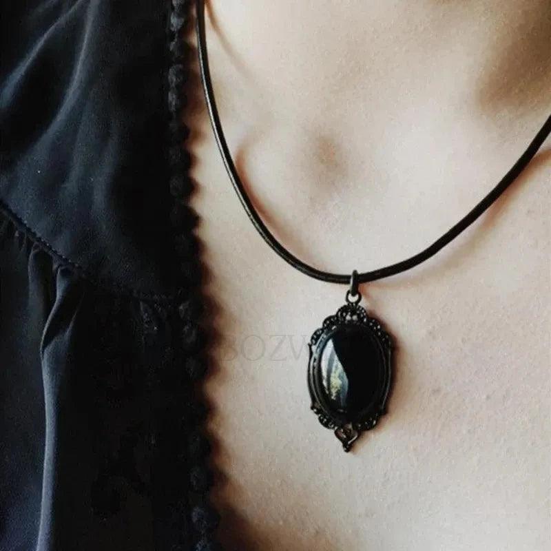 Collier Gothique en Pierre d’Onyx Noir - Pendentif Mystique pour Femme