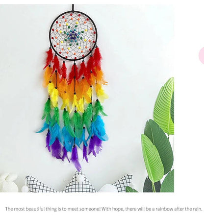 Attrape-Rêves en Plumes Colorées - Décoration Murale Artisanale pour Ambiance Mystique